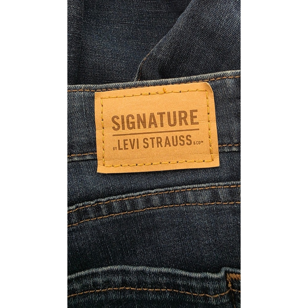 Signature by Levi Strauss Womens Mid-Rise Capri Jeans Dark Wash Blue Denim Crop - Picture 3 of 9